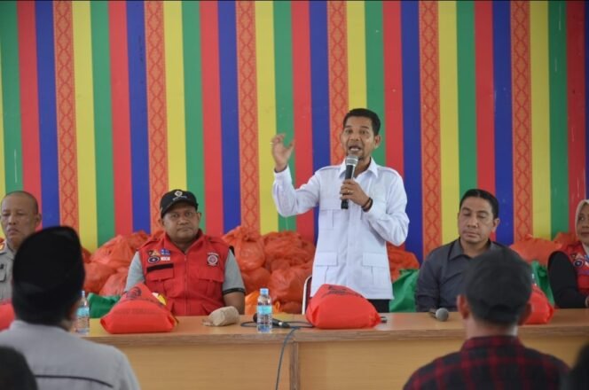 
					Ratusan Hektare Sawah Terendam, Azhari Cage Turun Tangan Bantu Petani Muara Batu