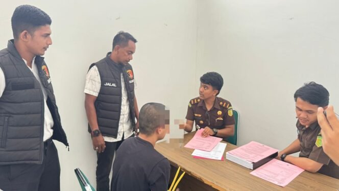 
					Polres Pidie Jaya Serahkan Tersangka Kasus ITE dan Pornografi ke Kejaksaan