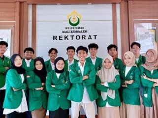 Teks Foto: Pengurus BEM Universitas Malikussaleh di depan Rektorat yang sukses raih pendanaan PPK Ormawa 2025 tingkat nasional.
