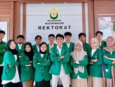 Teks Foto: Pengurus BEM Universitas Malikussaleh di depan Rektorat yang sukses raih pendanaan PPK Ormawa 2025 tingkat nasional.
